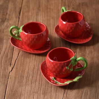 Прекрасен стил, ръчно рисувани ягоди под глазура, сладко набор от кафе чаши и блюдец, керамична чаша и чинийка.